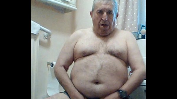 Nepoata isi prinde bunicul cand face laba la baie