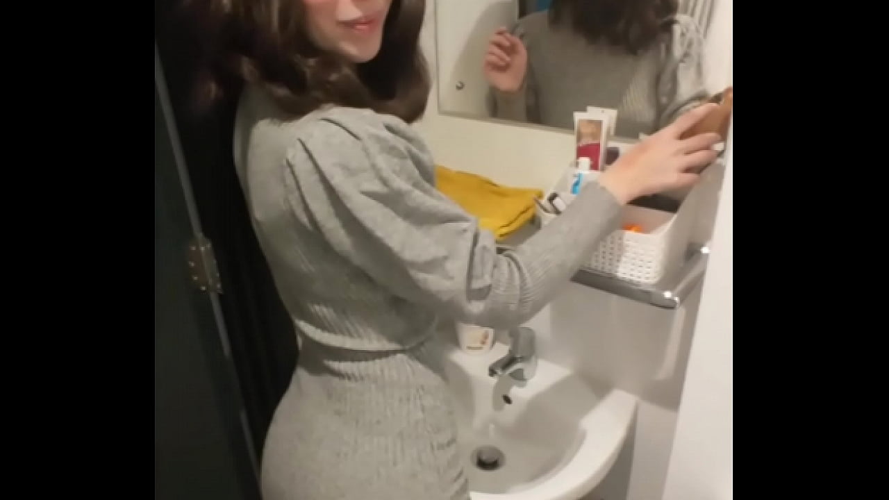 Se imbraca sumar sa il atraga sa dea cu pula in ea