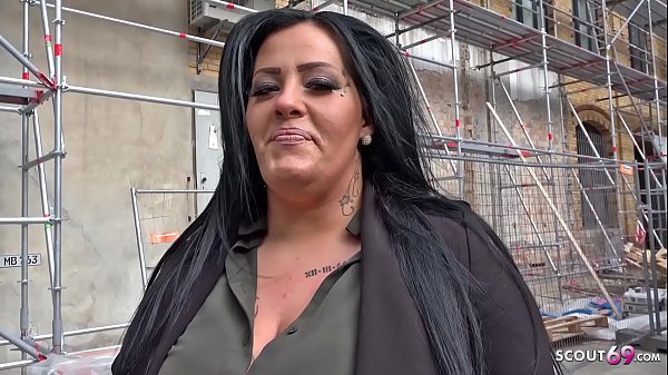 Sex cu mai multi muncitori in constructii care fute o excorta pe santier